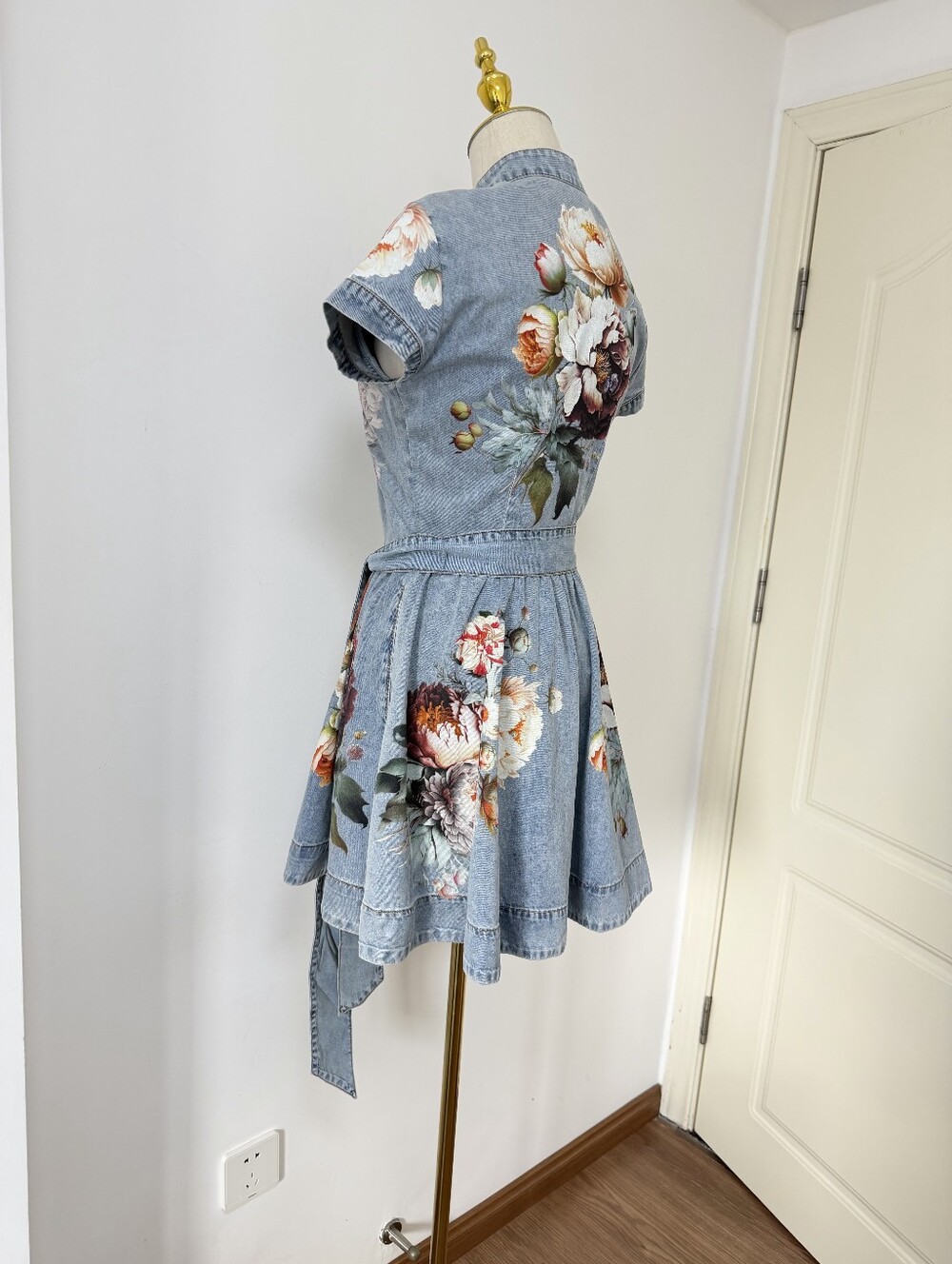 Alice + Olivia LUCY MINI DENIM SHIRT DRESS - Picture 12 of 16